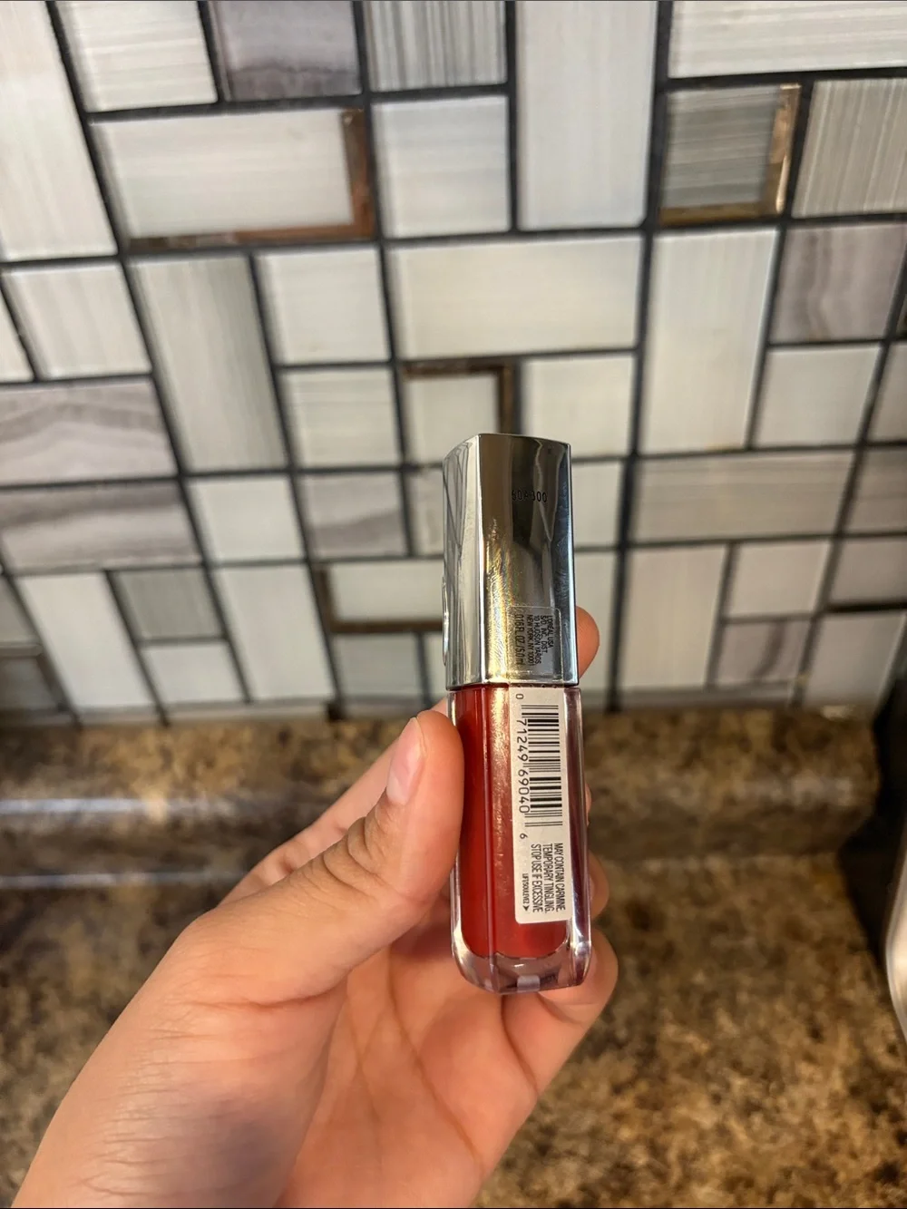 L'Oreal Plump Ambition Hyaluronic Lip Oil - Deep Red Shine